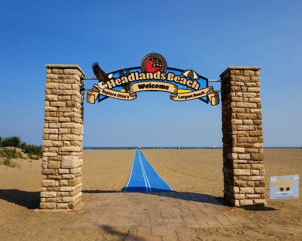 Headlands Beach welcome arch